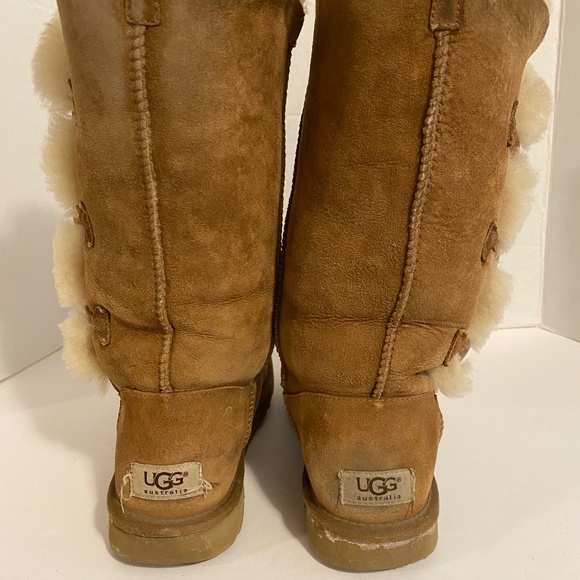 UGG Bailey Button Triplet II Sheepskin Boot, in Chestnut, Size 6 - Picture 2 of 5